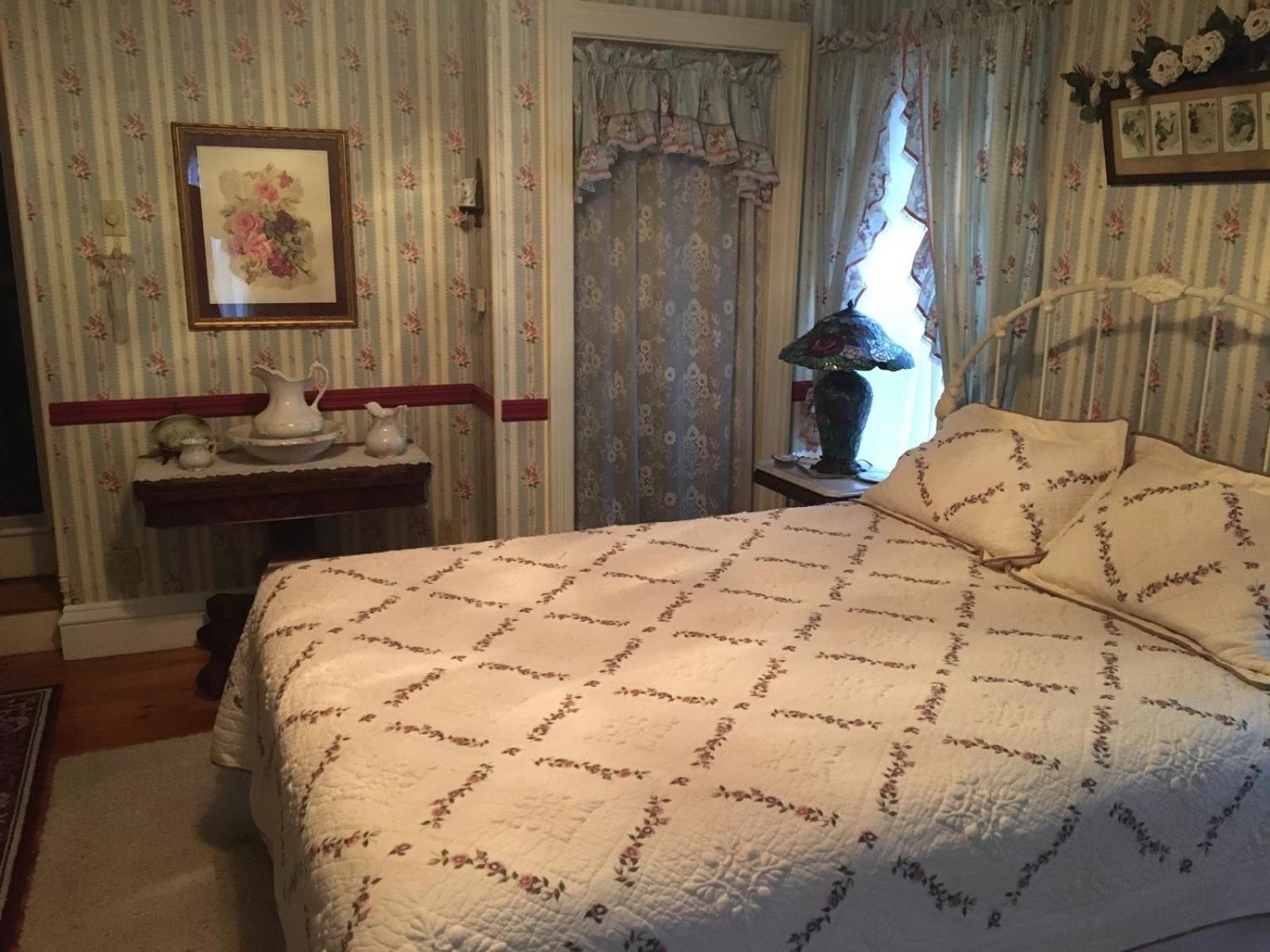 Raindrops On Roses Bed & Breakfast ハーキマー エクステリア 写真